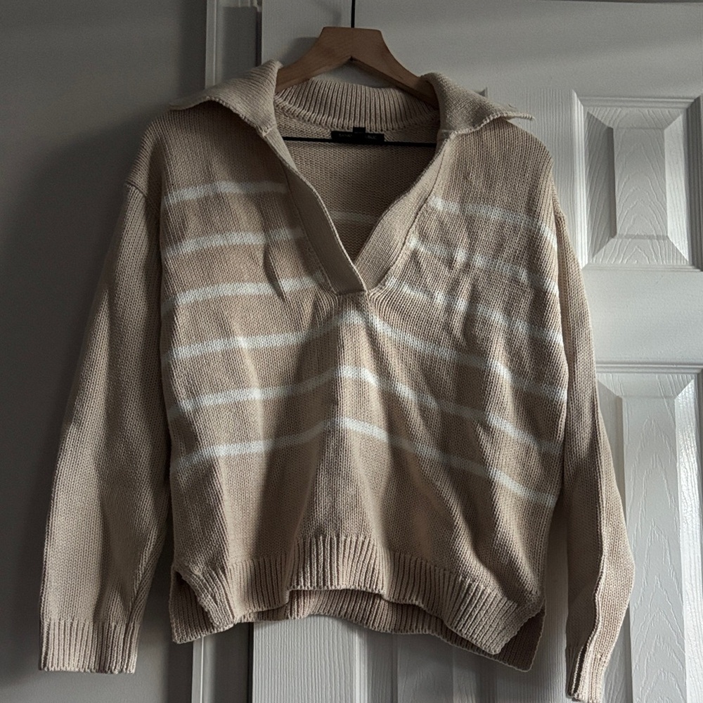 Banana Republic Beige and White V-Neck Sweater